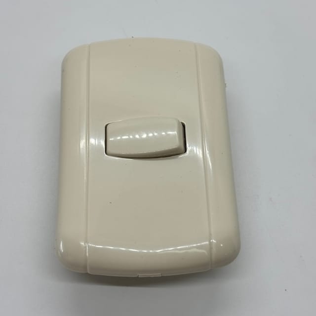 Compra SWITCH CON PLACA 3 VIAS TIPO DOMINO AVANT 10A 125V